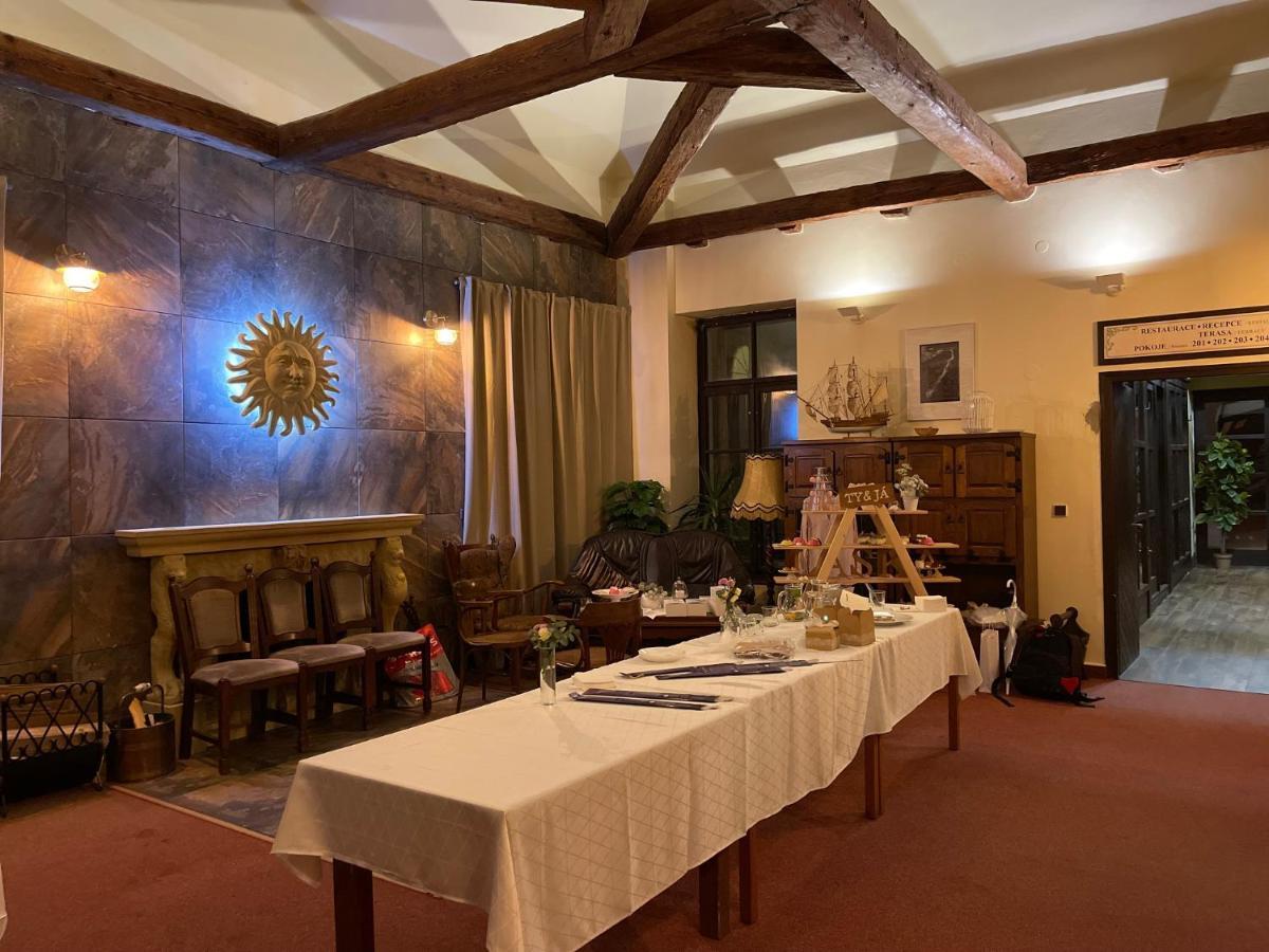 Hotel Veveri Veverska Bityska Екстер'єр фото