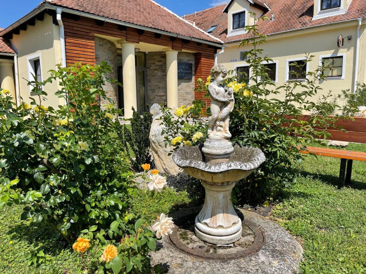 Hotel Veveri Veverska Bityska Екстер'єр фото
